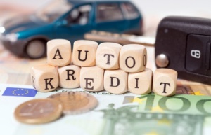 Geld und Holzwürfel mit den Worten Auto Kredit