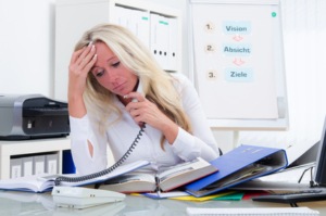 gestresste geschäftsfrau am telefon
